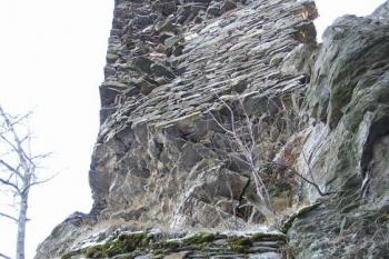 Západní strana střepu válcové věže ( © Jan P. Štěpánek 12/2006)