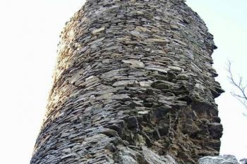 Střep vysoké strážní veže od severozápadu ( © Jan P. Štěpánek 12/2006)