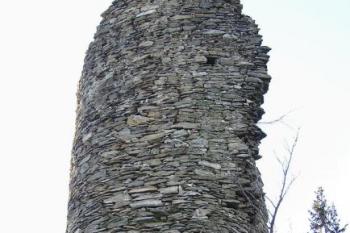 Vysoký střep strážní věže od severu, z místa hradního jádra ( © Jan P. Štěpánek 12/2006)