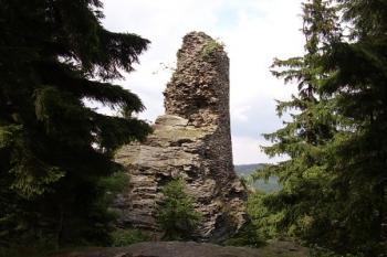 Střep věžovité stavby (© Jan Laurin, 07/2007)
