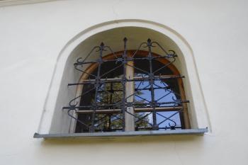 jedno ze čtyř bočních oken kaple (© Jaroslav Špiroch  10/2023)