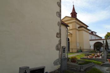 pohled na hřbitovní kapli ze severní strany lodě kostela (© Jaroslav Špiroch  10/2023)