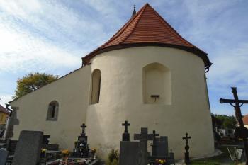 apsidový závěr presbytáře se sakristií z východu (© Jaroslav Špiroch  10/2023)