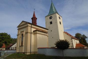 pohled na kostel s hřbitovní kaplí ze západu (© Jaroslav Špiroch  10/2023)