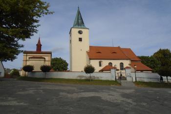 celkový pohled na kostel od jihu (© Jaroslav Špiroch  10/2023)
