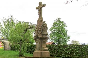 Sousoší Kalvárie před kostelem ve Skuhrově, místní části České Třebové. (© Pavel Vítek  09/2023)