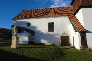 loď kostela z jihu - vlevo zastřešené schodiště na kruchtu a vpravo do zvonice; vpravo v rohu gotický portál bočního vstupu do lodi (© Jaroslav Špiroch  11/2023)