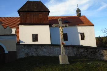 kamenný kříž u vstupní brány (© Jaroslav Špiroch  11/2023)