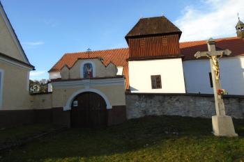 vstupní brána do areálu kostela z jihu (© Jaroslav Špiroch  11/2023)
