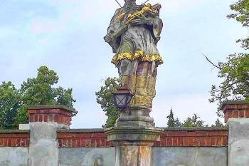 Socha sv. Jana Nepomuckého ve Zvoli u Zábřeha. (© Pavel Vítek  09/2023)