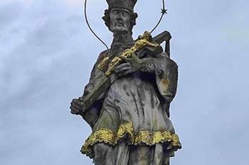Socha sv. Jana Nepomuckého ve Zvoli u Zábřeha. (© Pavel Vítek  09/2023)