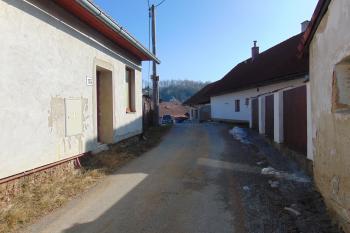 Ulice Na Vůbci kolem níž se tvrziště nacházelo (© Dušan Dohňanský  02/2023)
