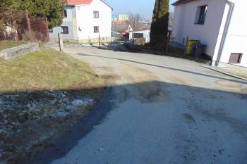 Vlevo vyvýšená část jako jediný možný náznak bývalého tvrziště (© Dušan Dohňanský  02/2023)