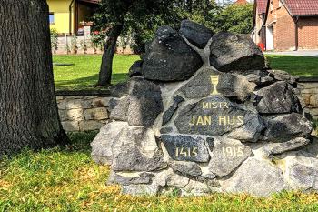 Pomník mistra Jana Husa ve Sloupnici. (Pavel Vítek 09/2023)