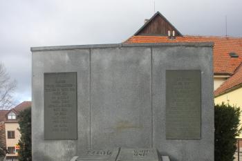 Starší památník z r.1936 před vchodem do Památníku Bible kralické (© Luděk Vláčil  12/2014)