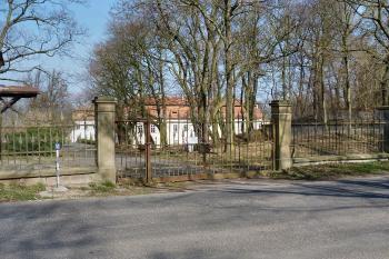 Zámek Budenice (© František Kinař, 03/2015)