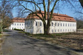 Zámek Budenice (© František Kinař, 03/2015)