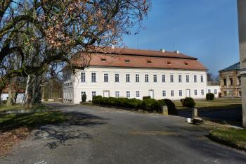 Zámek Budenice (© František Kinař, 03/2015)