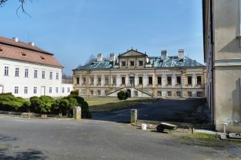 Zámek Budenice (© František Kinař, 03/2015)
