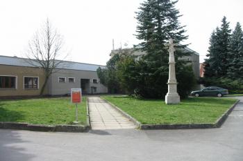 Parčík se zdravotnickým střediskem na místě kde stávala tvrz (© Dušan Dohňanský  04/2019)