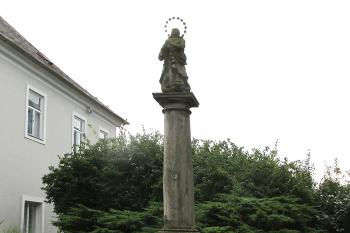 Sloup se sochou Panny Marie Immaculaty v obci Zvole u Zábřeha. (© Pavel Vítek 09/2023)