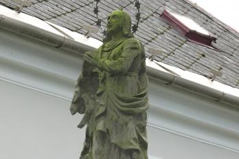 Sloup se sochou Panny Marie Immaculaty v obci Zvole u Zábřeha. (© Pavel Vítek 09/2023)