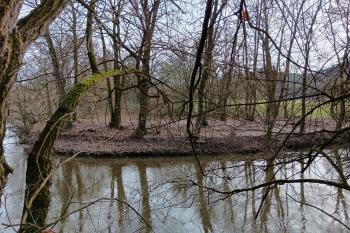 Pohled na lokalitu z druhého břehu řeky Oslavy (© David Hošek 02/2024)