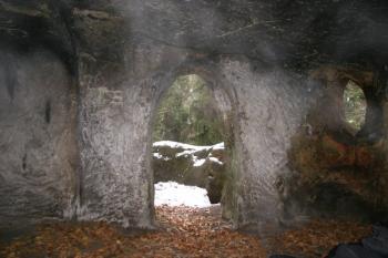 Vnitřek jedné ze skalních světniček v horní úrovni skalního bloku ( © Filip Matoušek 02/2004)