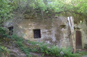 skalní byt nedaleko hradu (© Jan Šebek, 05/2009)