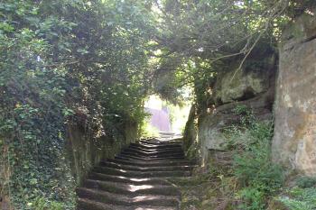 Schodiště skalního bytu nedaleko hradu (© Jan Šebek, 05/2009)