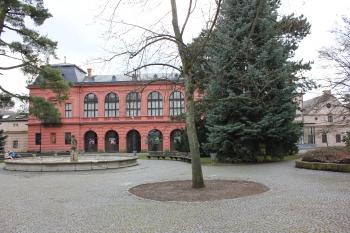 hlavní průčelí paláce a přilehlé budovy dvora (© Luděk Vláčil  02/2024)