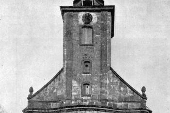 vstupní průčelí na počátku 20. století (© Josef Vítězslav Šimák: Soupis památek historických a uměleckých v Království Českém, sv. 32 Politický okres turnovský, Archaelogická komise při České akademii císaře Františka Josefa pro vědy, slovesnost a umění, Praha 1909)