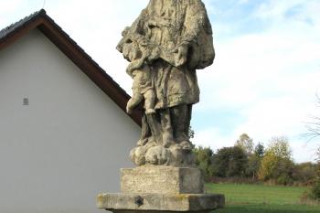 Socha sv. Jana Nepomuckého v Třebešicích, v obci mezi Kutnou Horou a Čáslaví (© Pavel Vítek 11/2023)