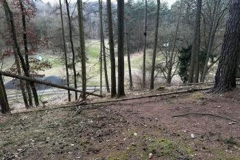 Pohled od jeskyně (© Jiří Čížek  03/2024)