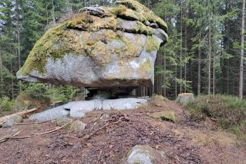 Skalní útvar - viklan. (© Zdeněk Peltan  03/2024)