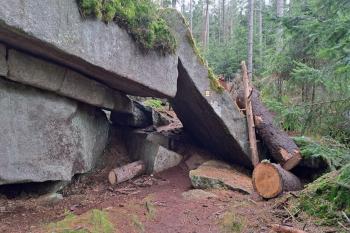 Skalní útvar - perníková skála. (© Zdeněk Peltan  03/2024)