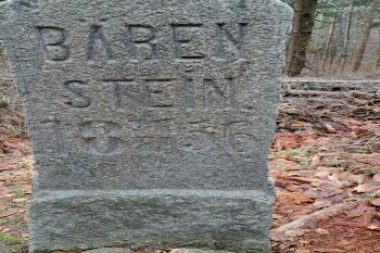 památník (pomník) zastřelení posledního šumavského medvěda (ice). (© Zdeněk Peltan  03/2024)