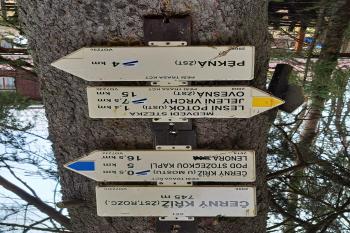 směrové tabulky na stezce (© Zdeněk Peltan  03/2024)