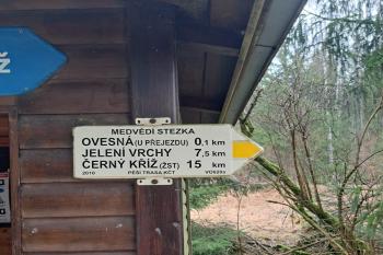 směrová tabulka na stezce (© Zdeněk Peltan  03/2024)