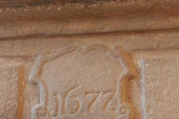 Letopočet 1677 na krbové římse (© Johannes Cladis, 07/2016)