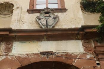 Pamětní  nápis z roku 1672 nad hlavním vchodem (© Johannes Cladis, 07/2016)