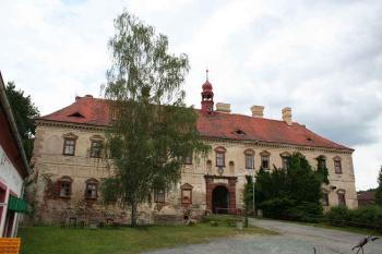 Západní průčelí zámku (© Ivan Grisa, 06/2008)