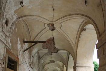 Přízemní arkáda severního křídla (© Ivan Grisa, 06/2008)