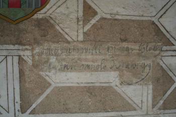 Nápis odhalený pod sgrafitovou omítkou jižního křídla (© Ivan Grisa, 06/2008)