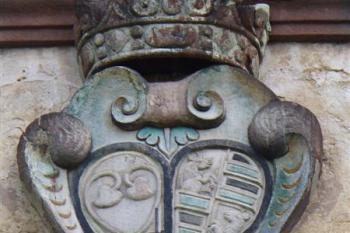 erb nad vstupem do zámku (© zdeněk komínek, 07/2008)