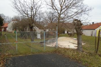tudy probíhal bývalý vodní příkop na východní straně tvrze (uprostřed fota) (© Jaroslav Špiroch  02/2024)