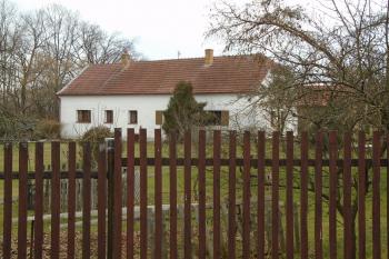 usedlost čp.6 vybudovaná na základech tvrze v západní části (© Jaroslav Špiroch  02/2024)