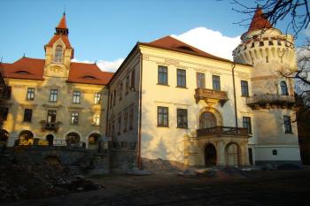 pohled z nádvoří (© Petr Pospíšil, 04/2015)