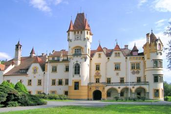 Hlavní průčelí ( © Luděk Pitter 05/2005)