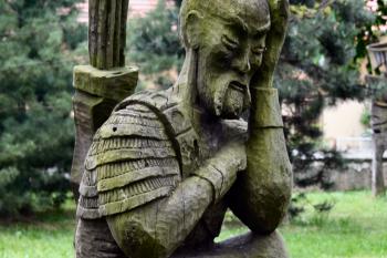 socha mongolského bojovníka na bývaém hřbitově (© Pavel Zany Komárek 6. 5. 2007)